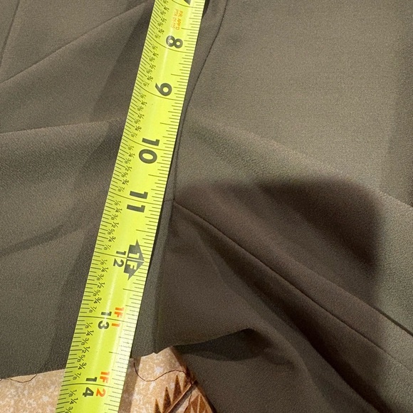 Liz Claiborne Olive Green Belted
Women’s Shorts Size 10 NWOT - Picture 11 of 12
